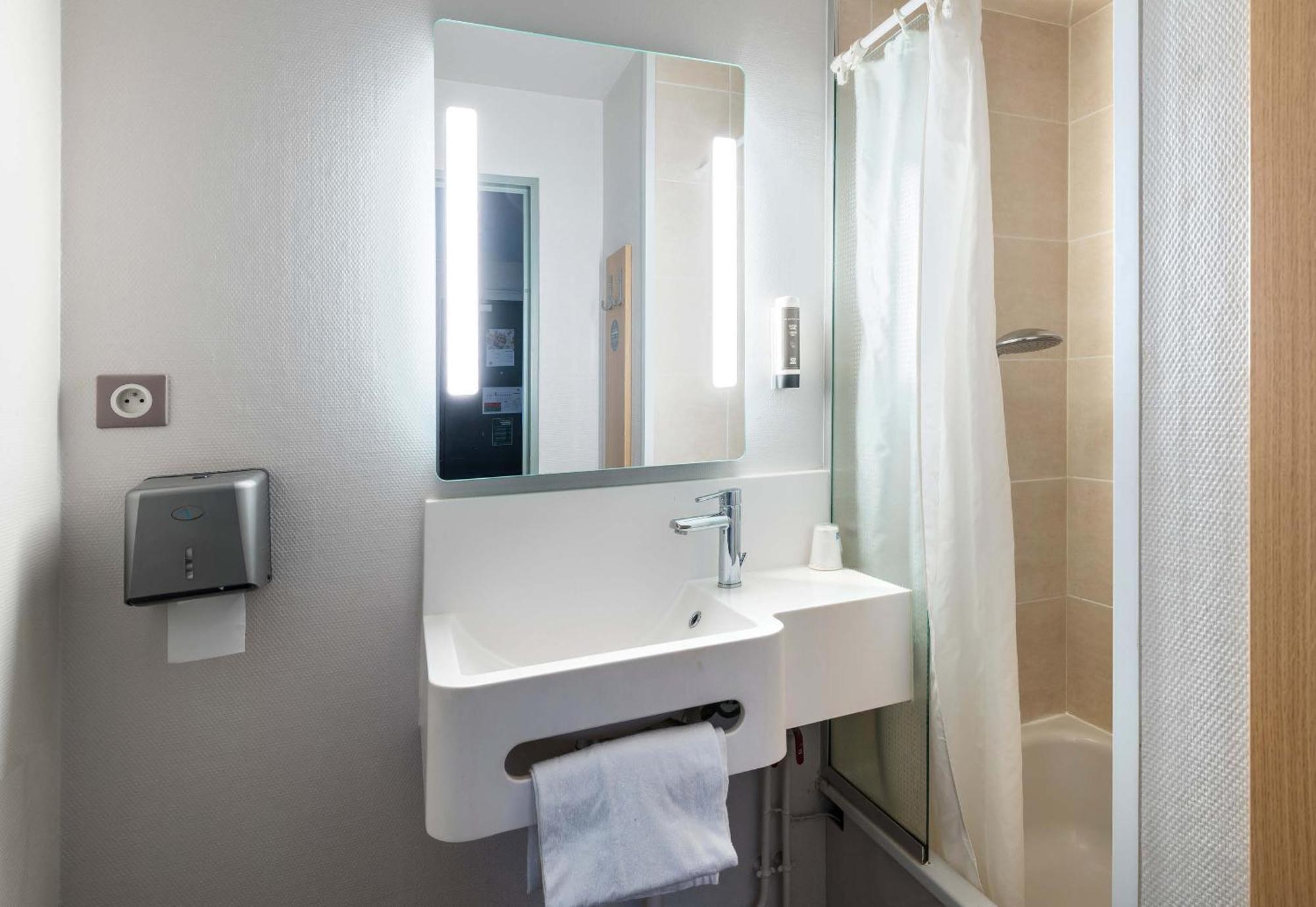 B&B Hotel Laval Change Exterior photo